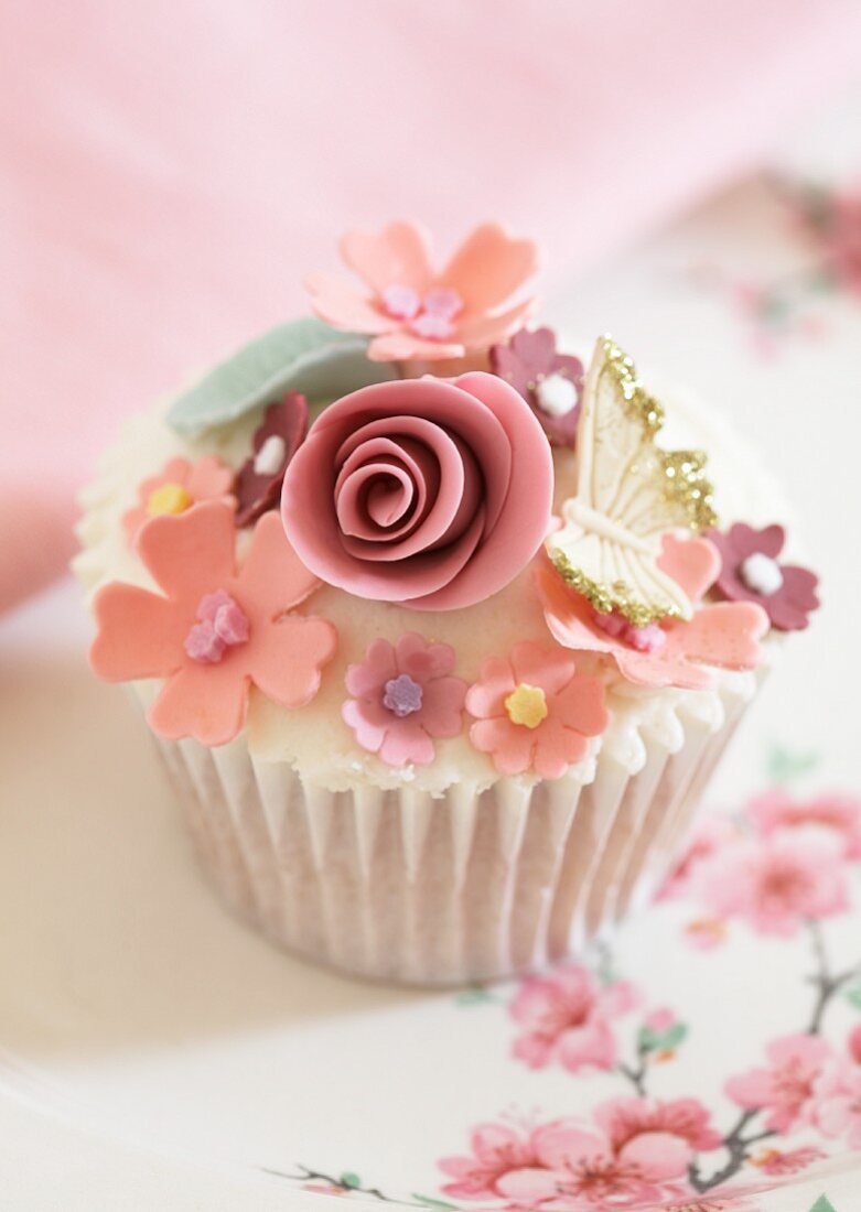 Louises Cupcake verziert mit Zuckerblüten & Schmetterling