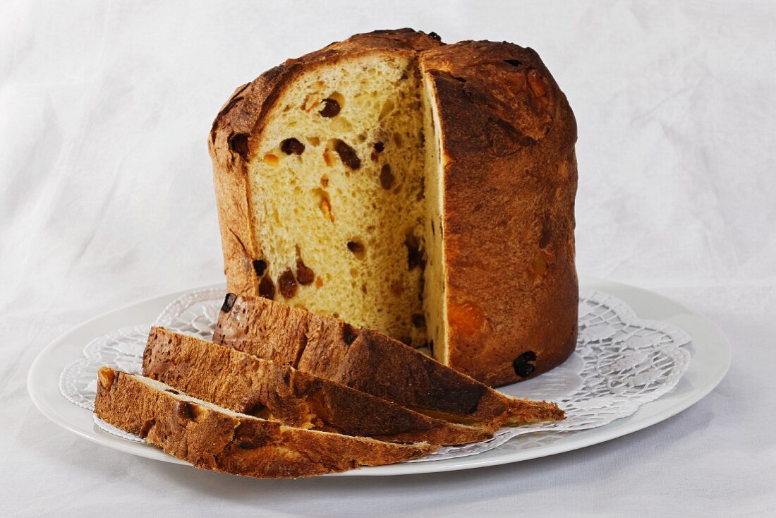 Panettone (Angeschnittener Weihnachtskuchen mit Rosinen)