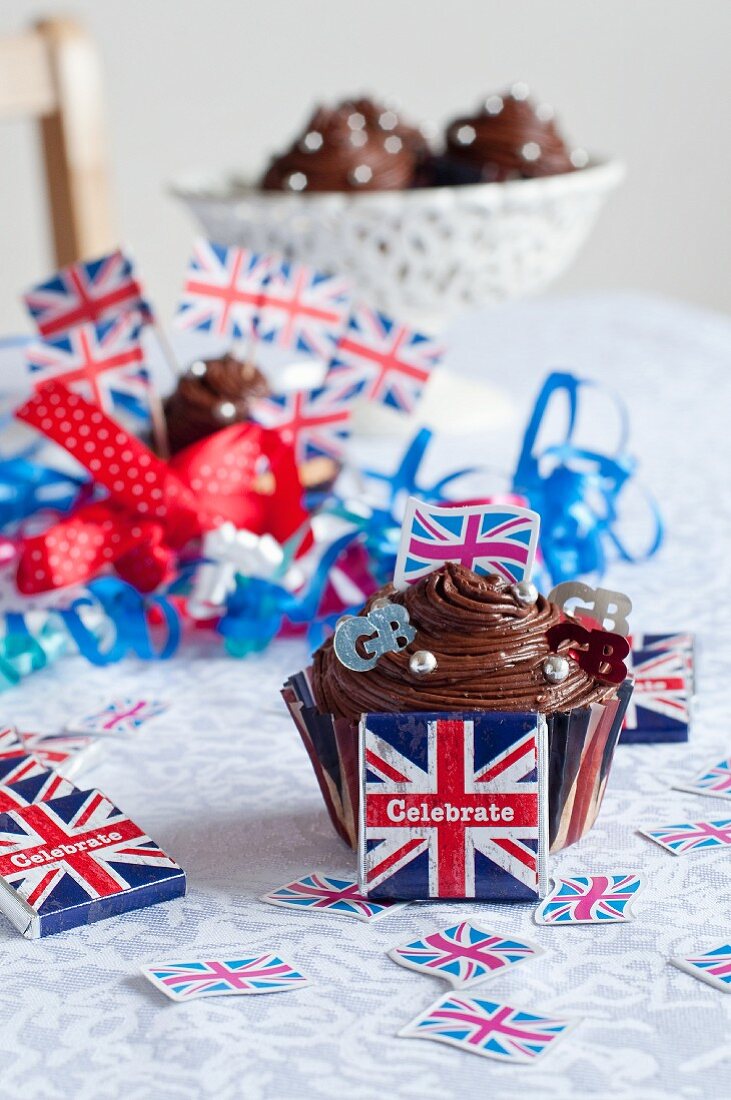 Union Jack Schokoladen-Cupcakes auf Tisch