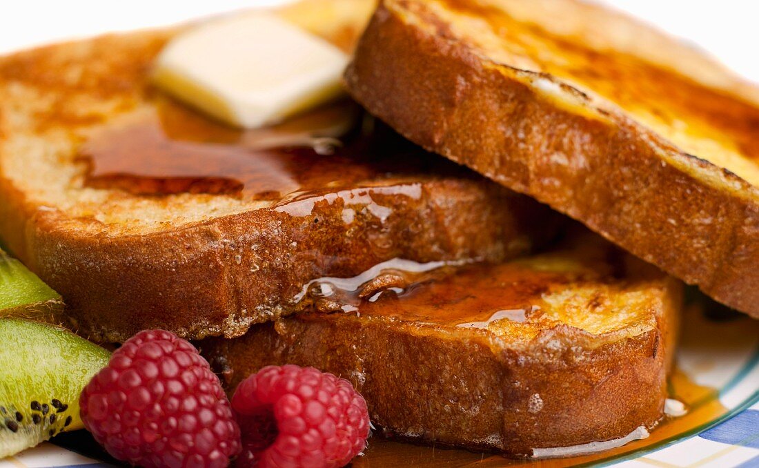 French Toast mit Ahornsirup, Butter, Himbeeren und Kiwis
