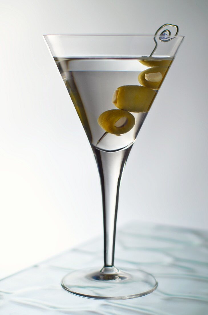 Dirty Martini mit Olivenspiess