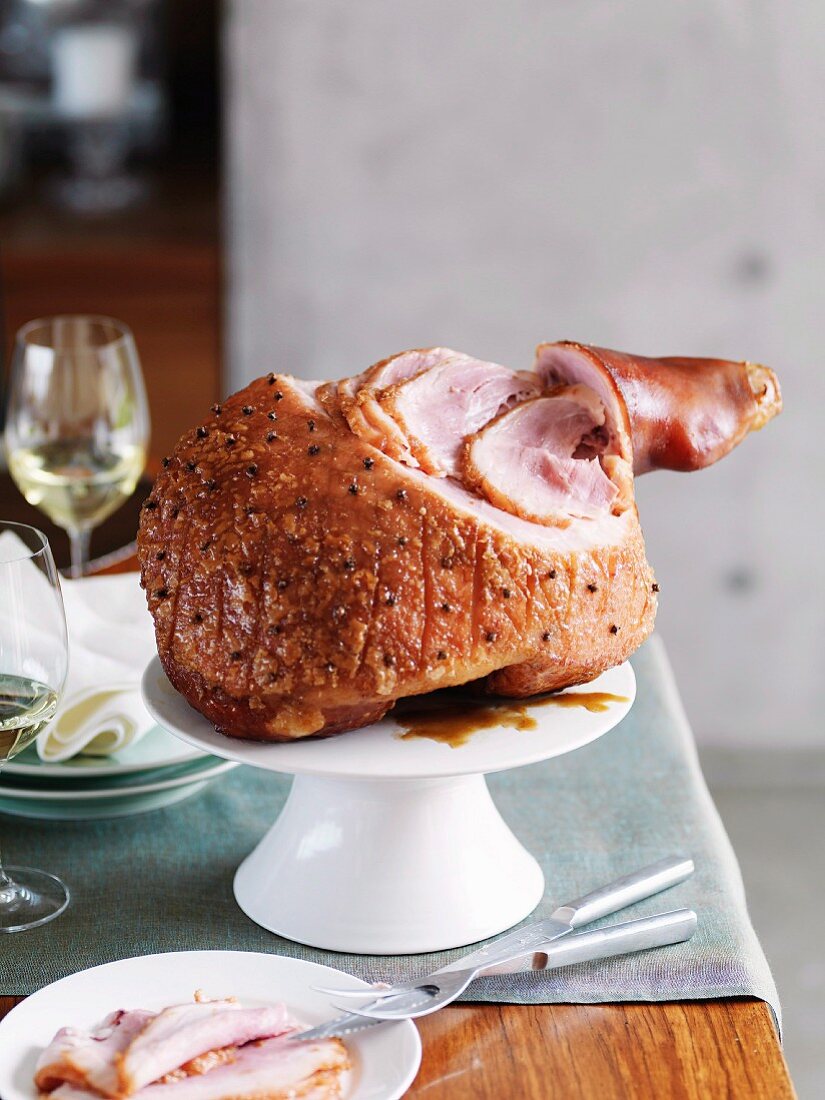 Roast ham with maple syrup and cloves (Christmas)