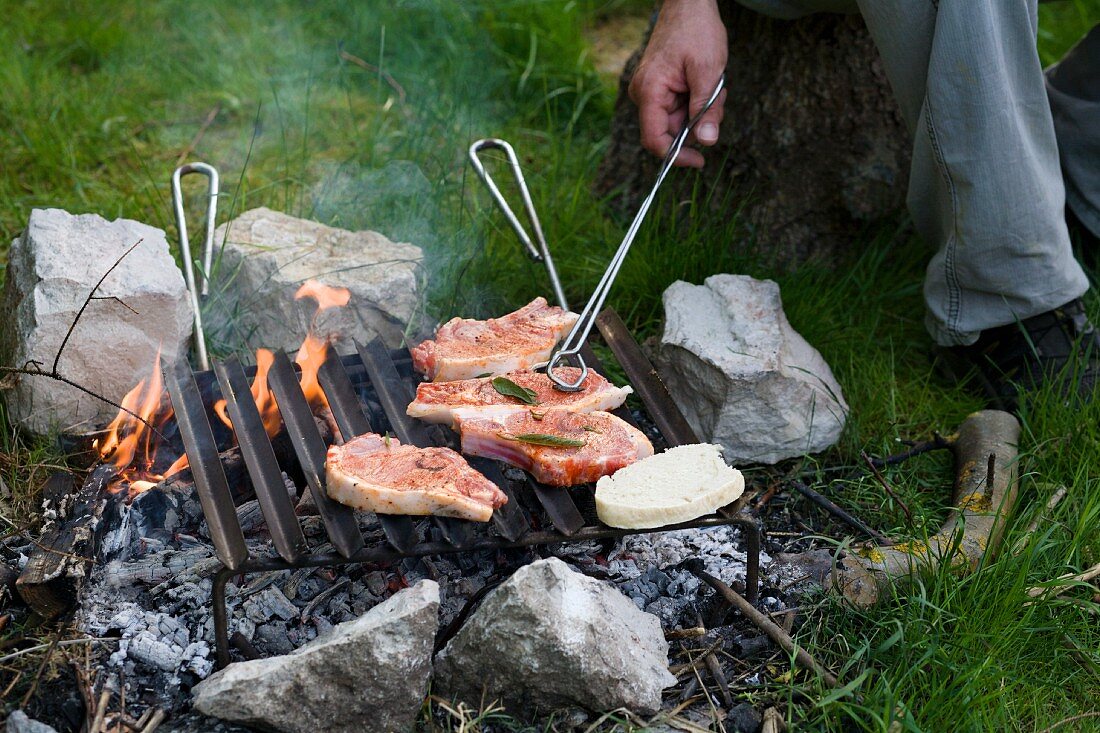 Grillen am Lagerfeuer