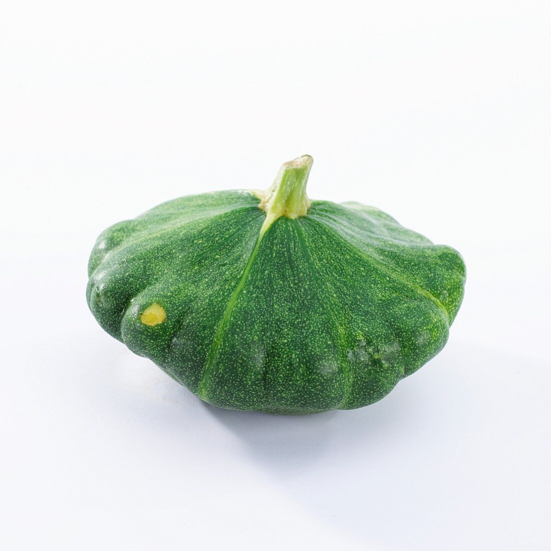 A green pattypan squash