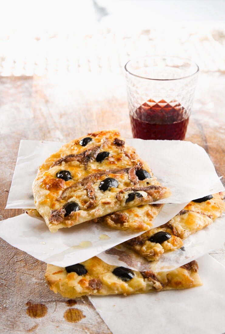 Pizza mit Anchovis und schwarzen Oliven