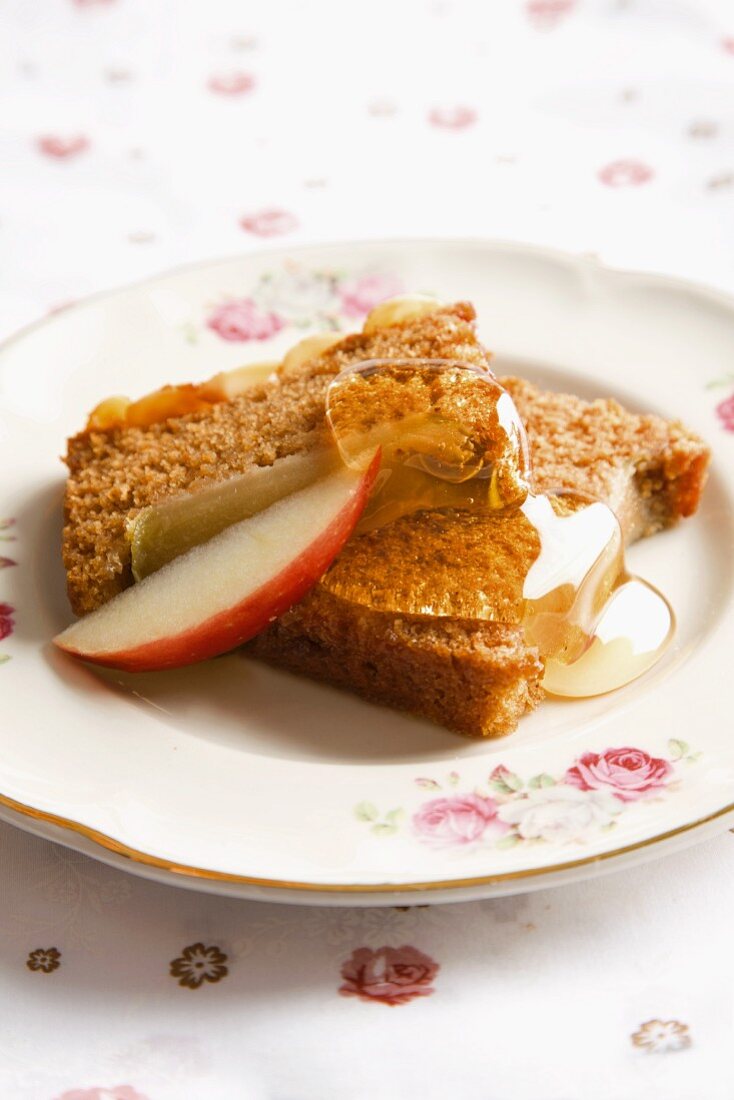 Tray-bake cake with apples and honey