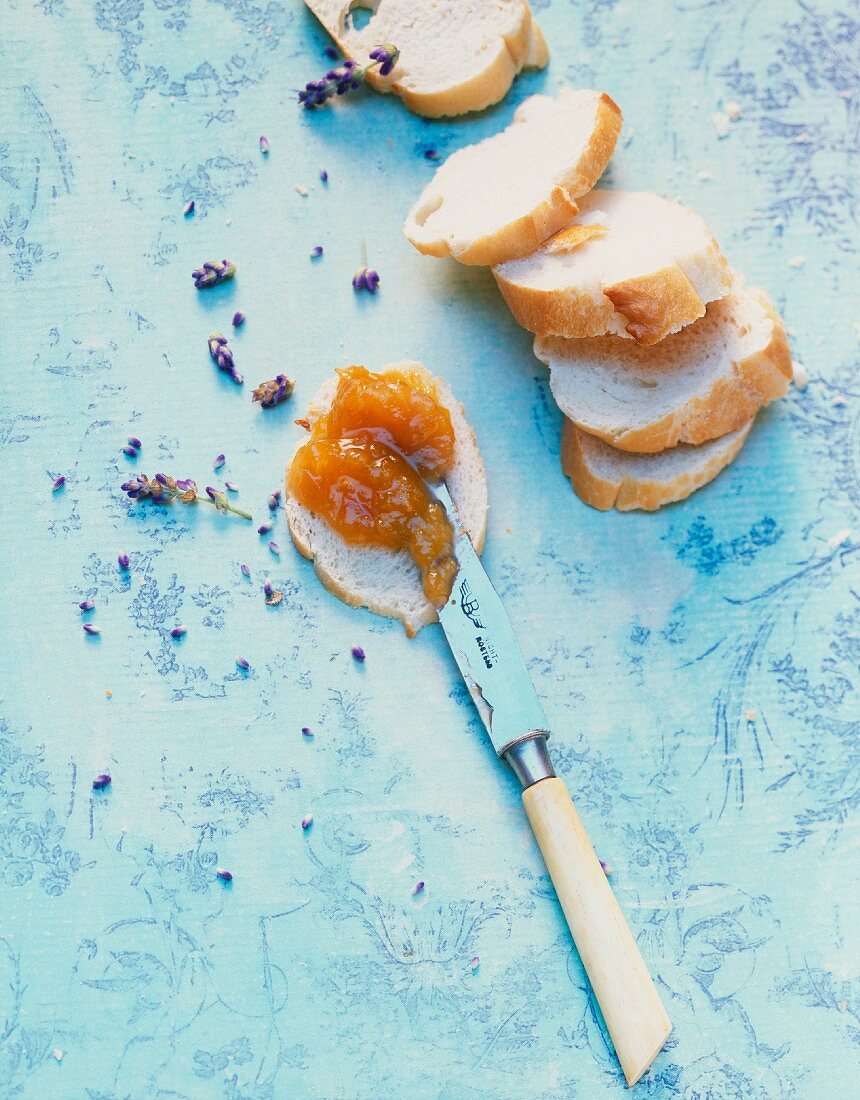 Aprikosenkonfitüre mit Lavendel und Mandeln