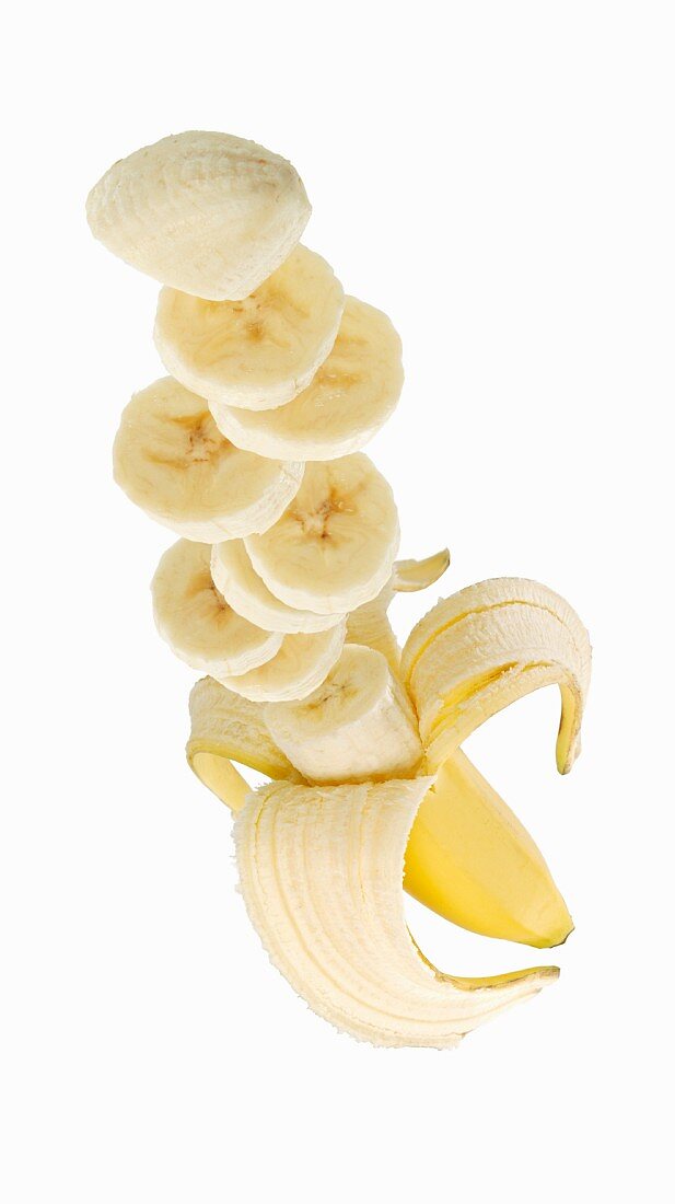 Banane, teilweise in Scheiben geschnitten