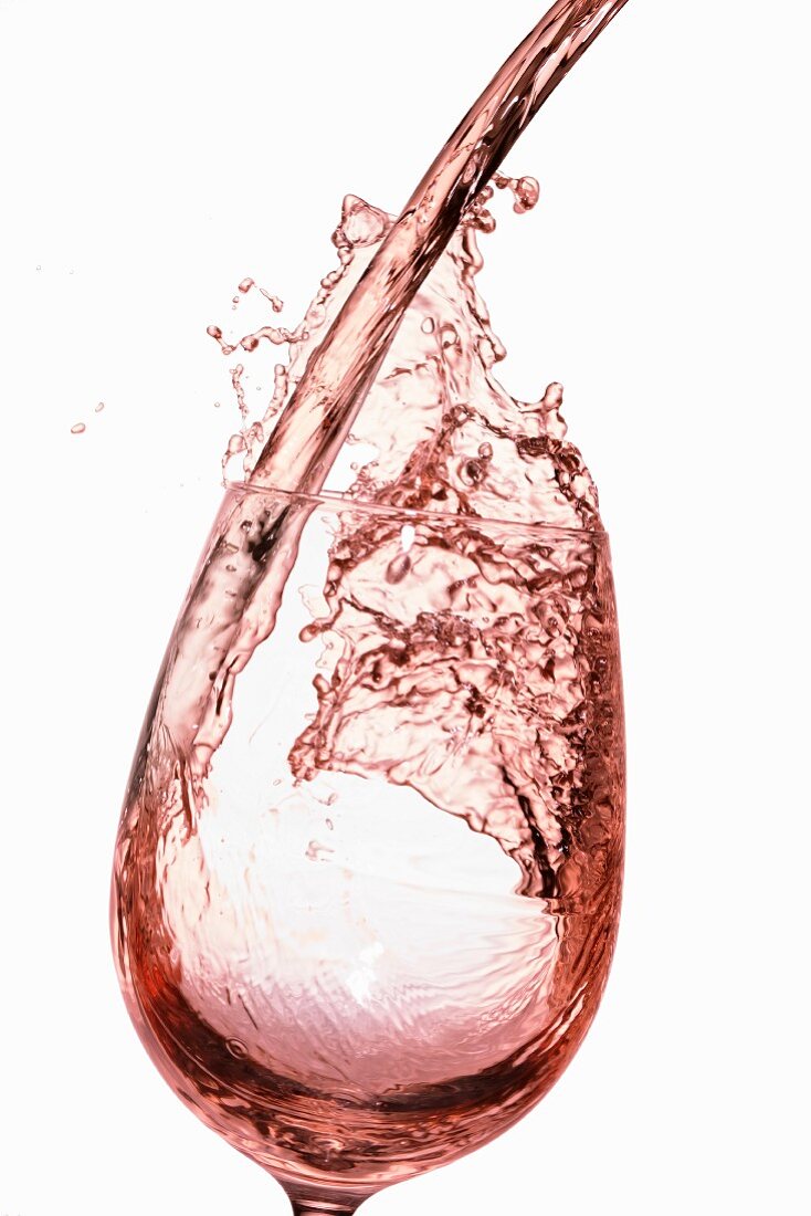 Rosewein in ein Glas einschenken
