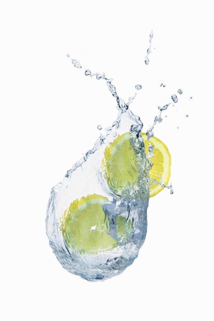 Wassersplash mit Zitronen