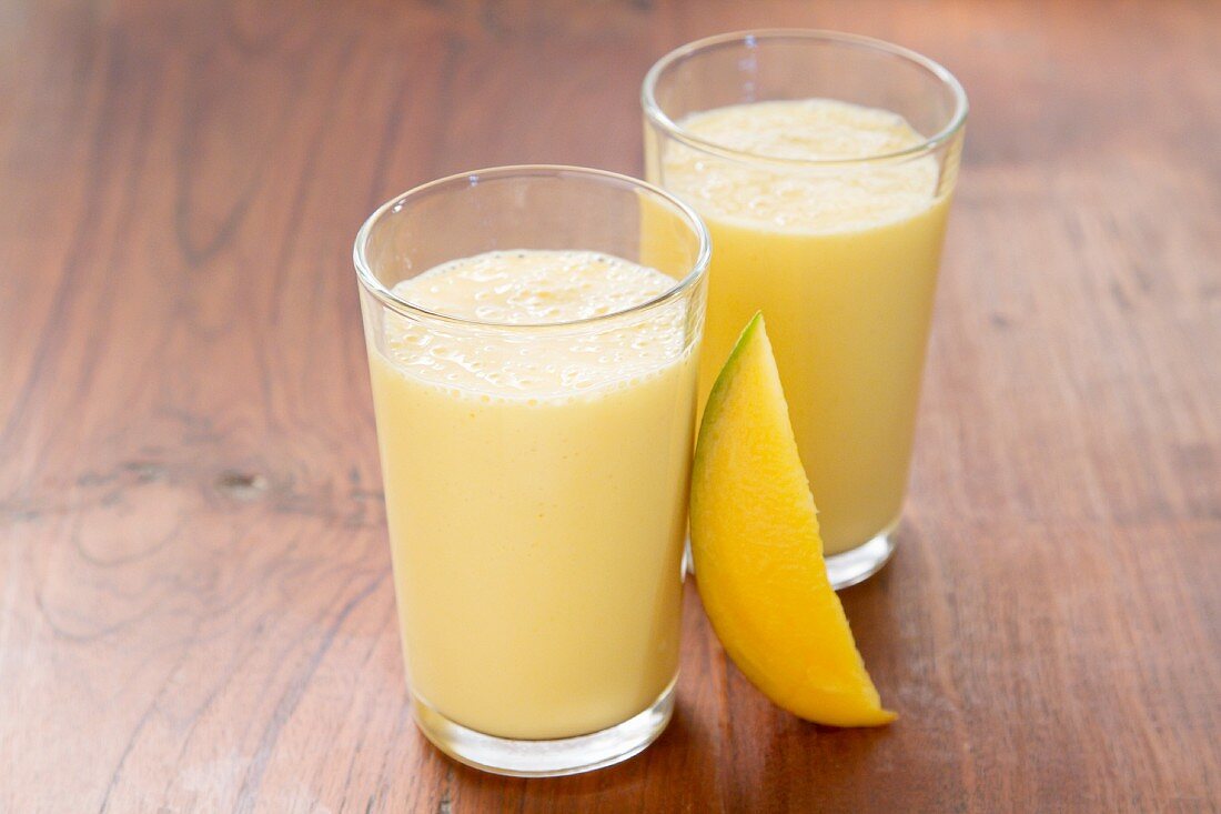 Mango-Lassi in zwei Gläsern