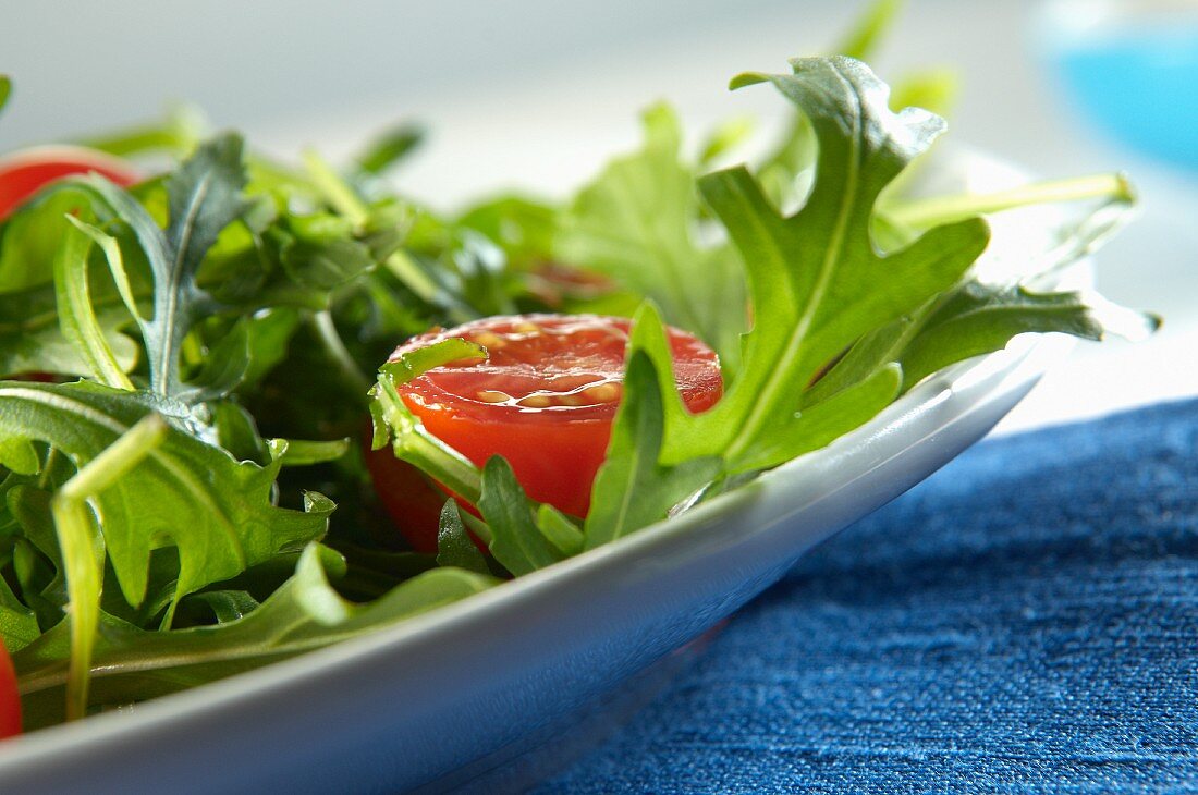 Rocket salad with cherry tomatoes (close-up)