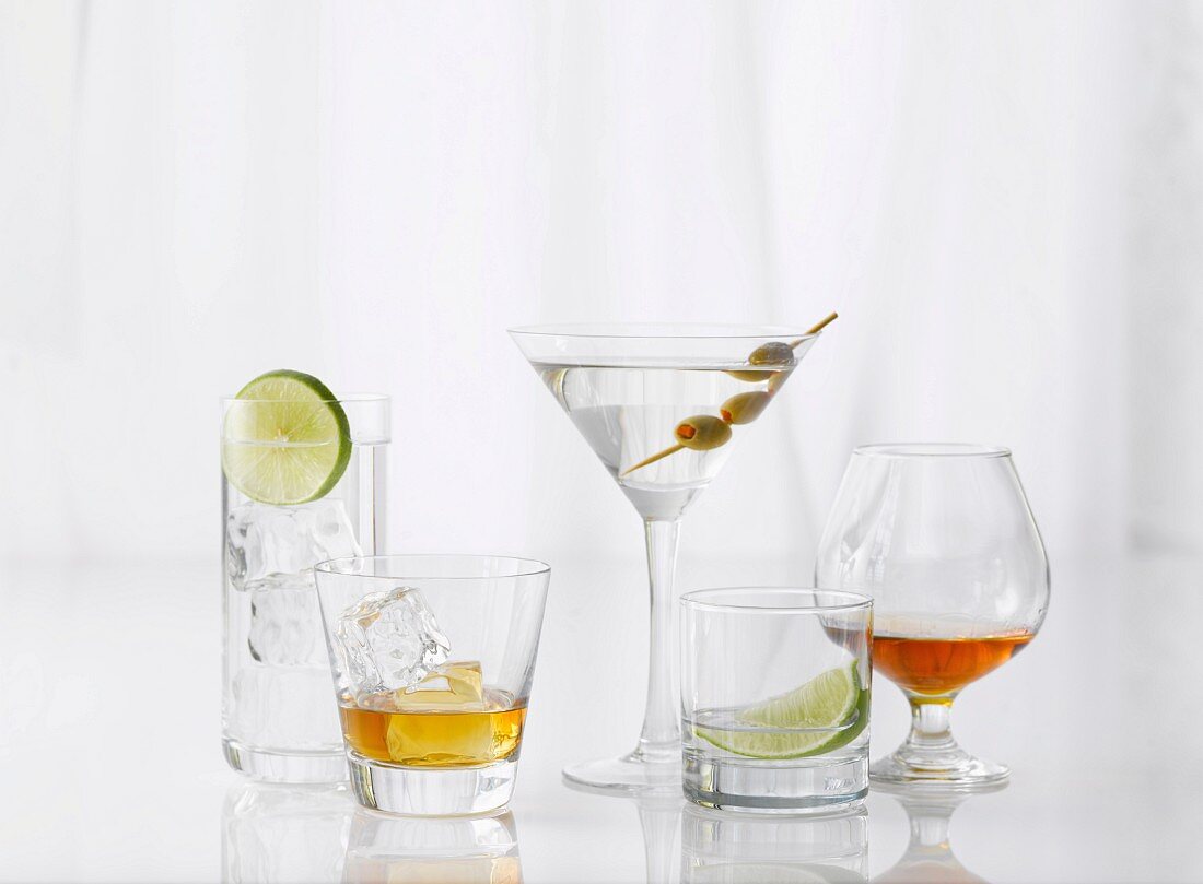 Fünf verschiedene Drinks in Gläsern