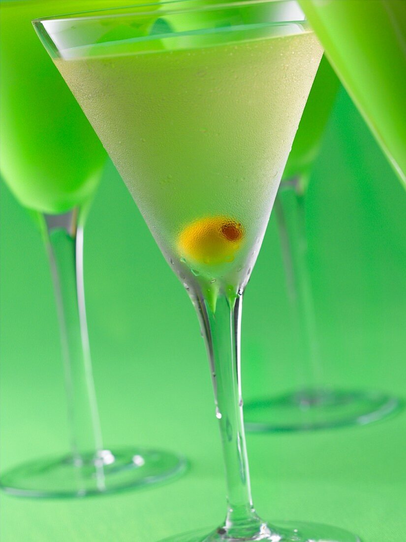 Martinis vor grünem Hintergrund