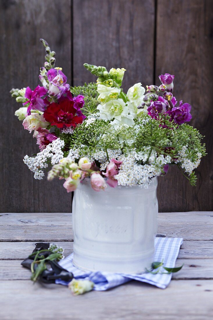 Wiesenblumenstrauss mit Levkojen, weisser Schafgarbe und Giersch