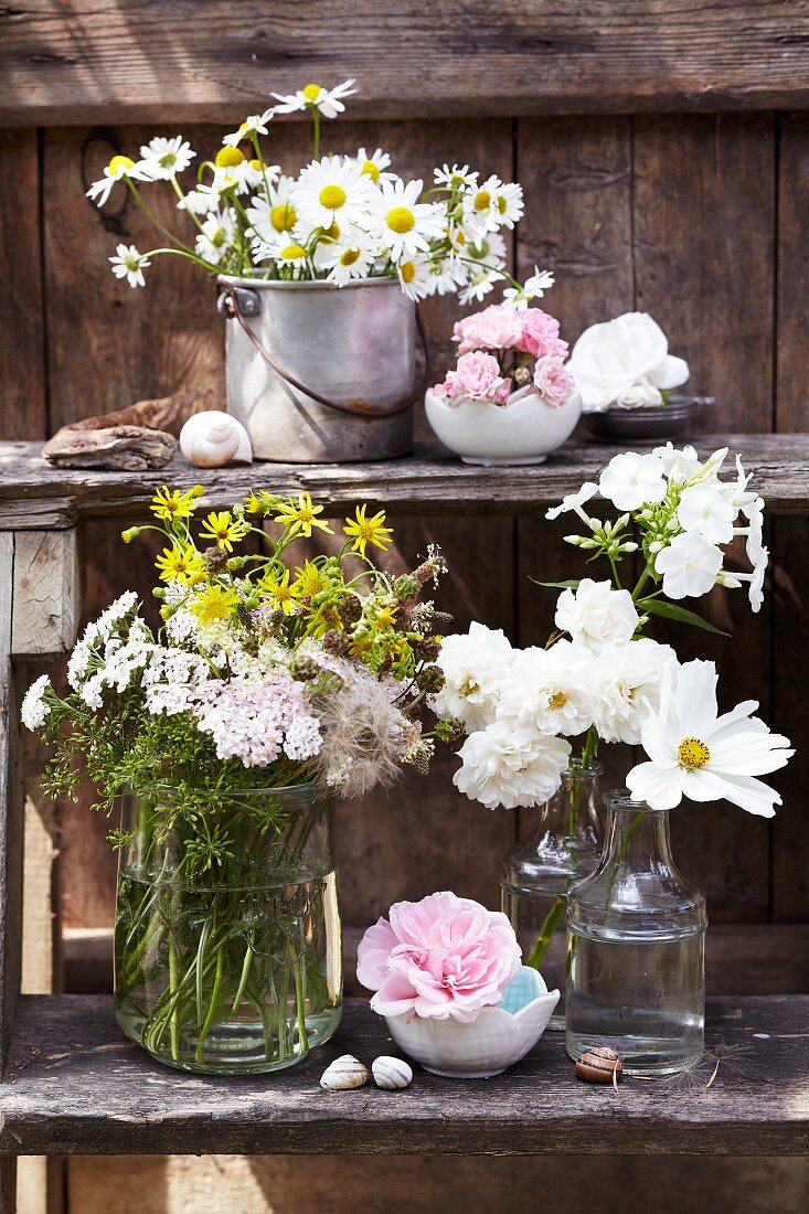 Verschiedene Blumensträusse mit Wiesenblumen und Gartenblumen