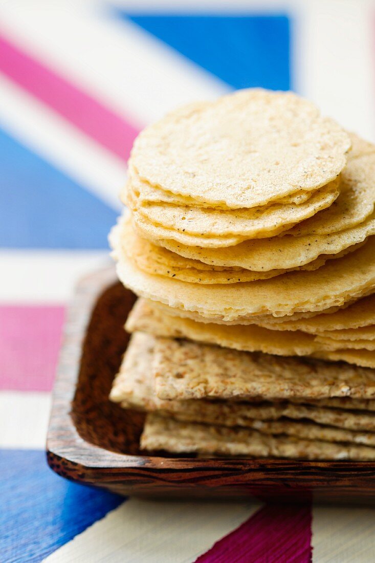 Tablett mit Crackers auf Union-Jack-Tischdecke