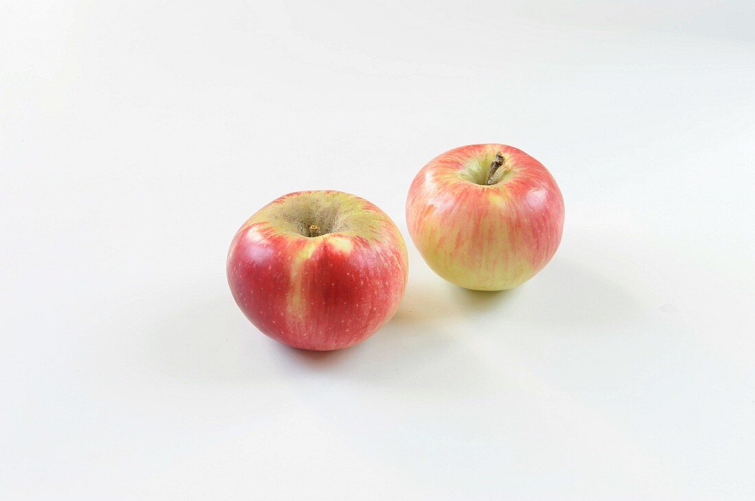 Zwei Äpfel der Sorte Summerred