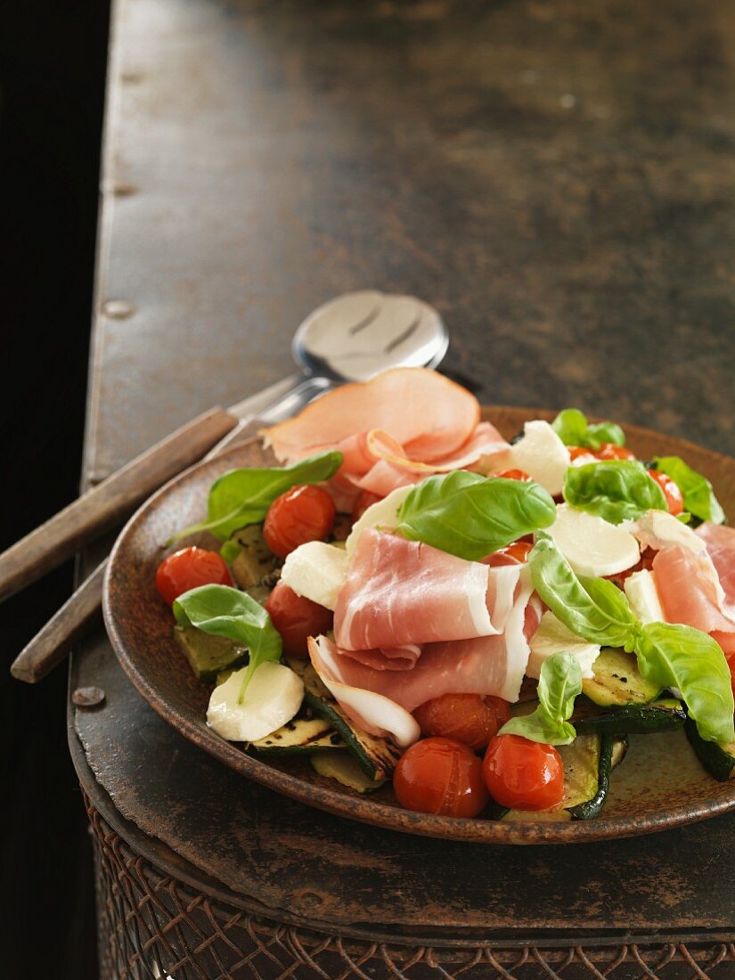 Gemüsesalat mit Schinken, Tomaten und Basilikum