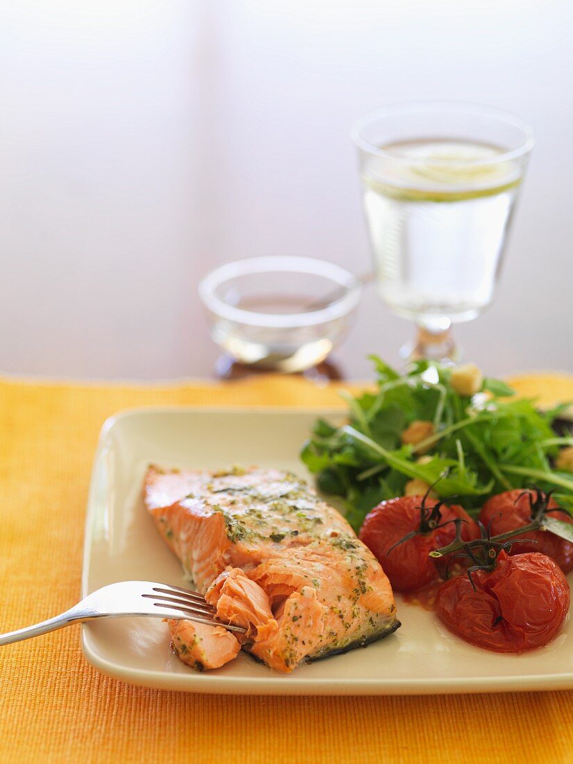 Salmon fillet with tomatoes and rocket