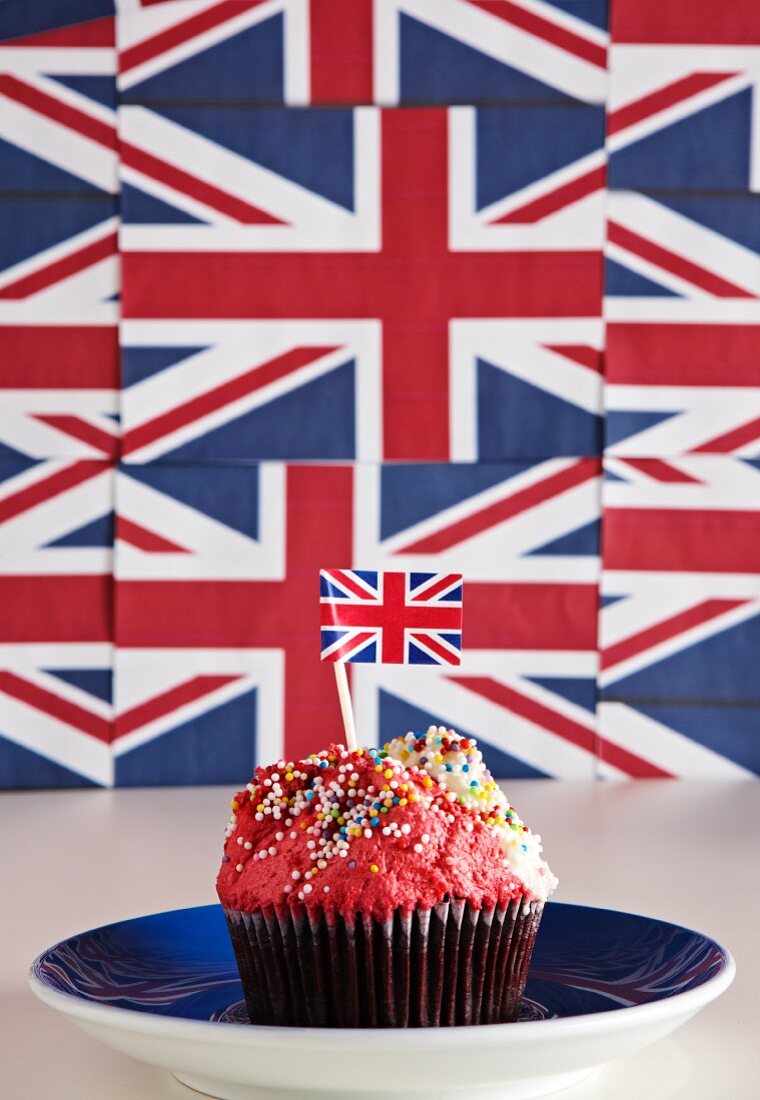 Ein Cupcake mit buntem Topping und England-Fähnchen