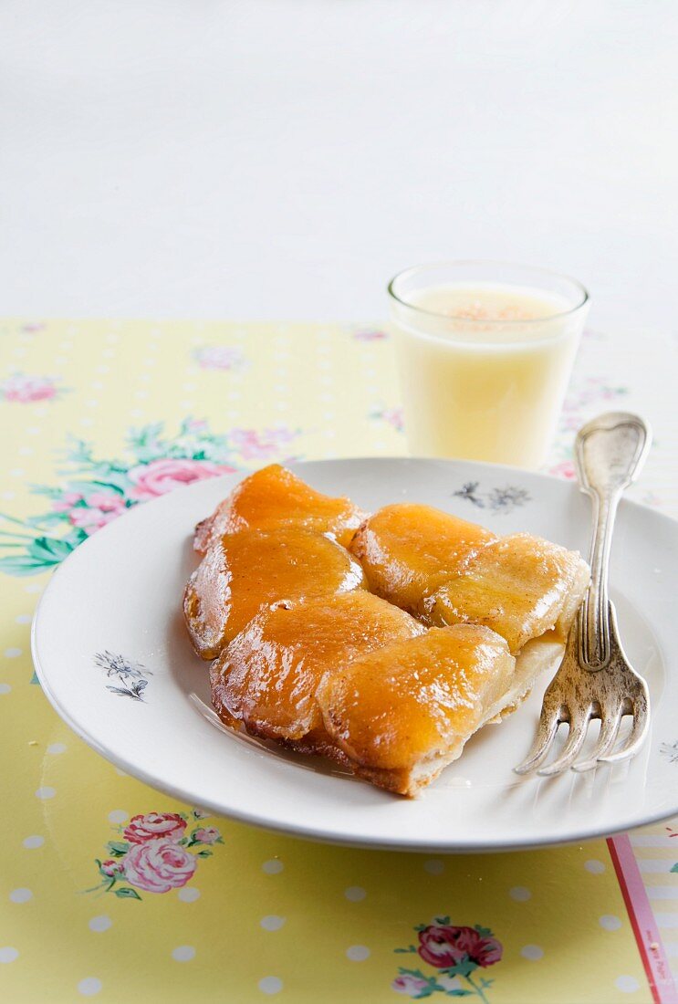 Ein Stück Tarte Tatin auf Teller