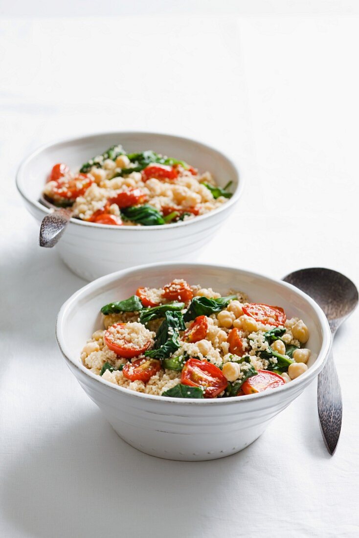 Couscous with spinach, tomatoes and chickpeas