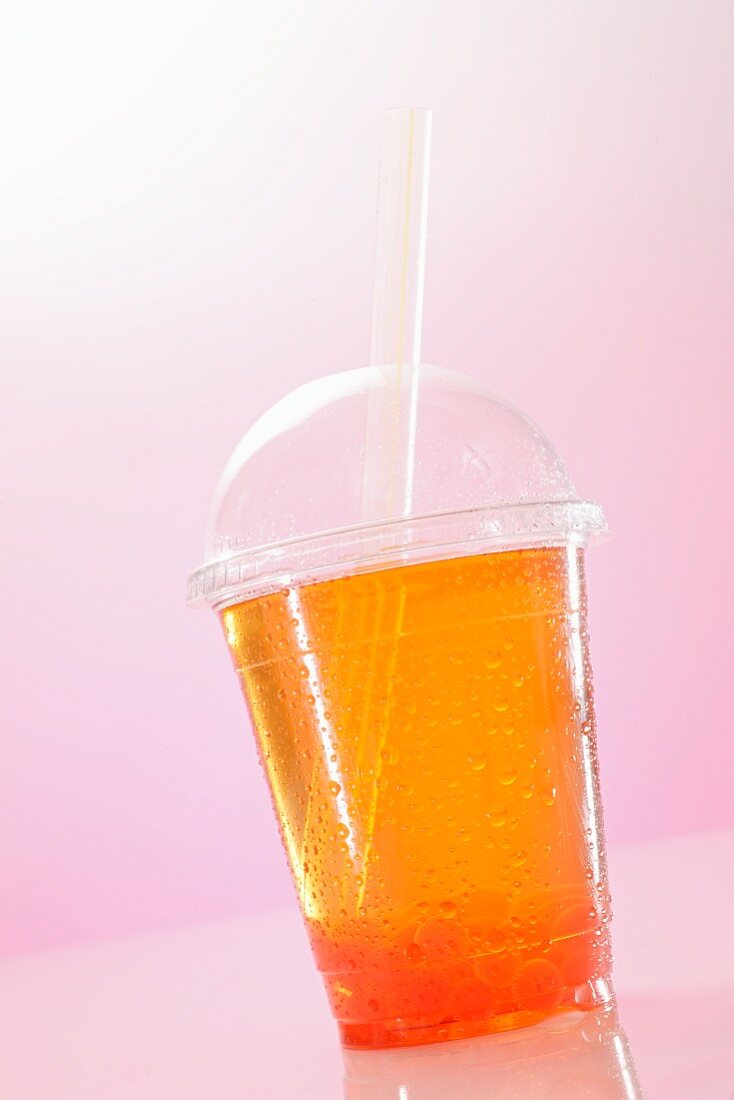 Bubble Tea mit Strohhalm in einem Plastikbecher