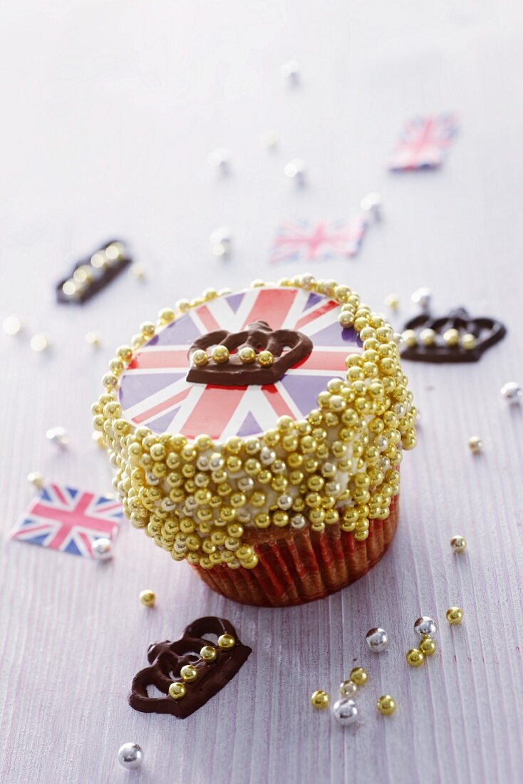 Cupcake mit Union-Jack-Motiv und Zuckerperlen