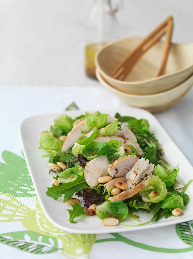 Rosenkohlsalat mit Hähnchen und Pinienkernen