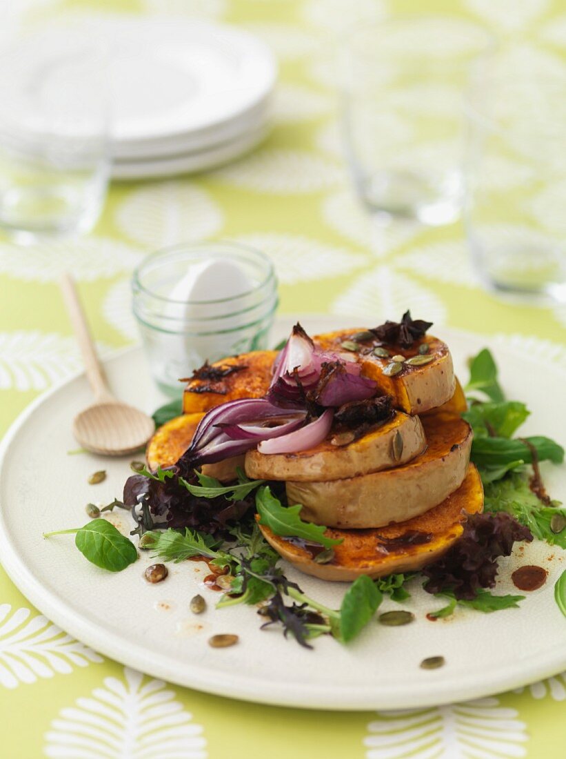 Blattsalat mit gebratenem Kürbis, Balsamico und Zwiebeln