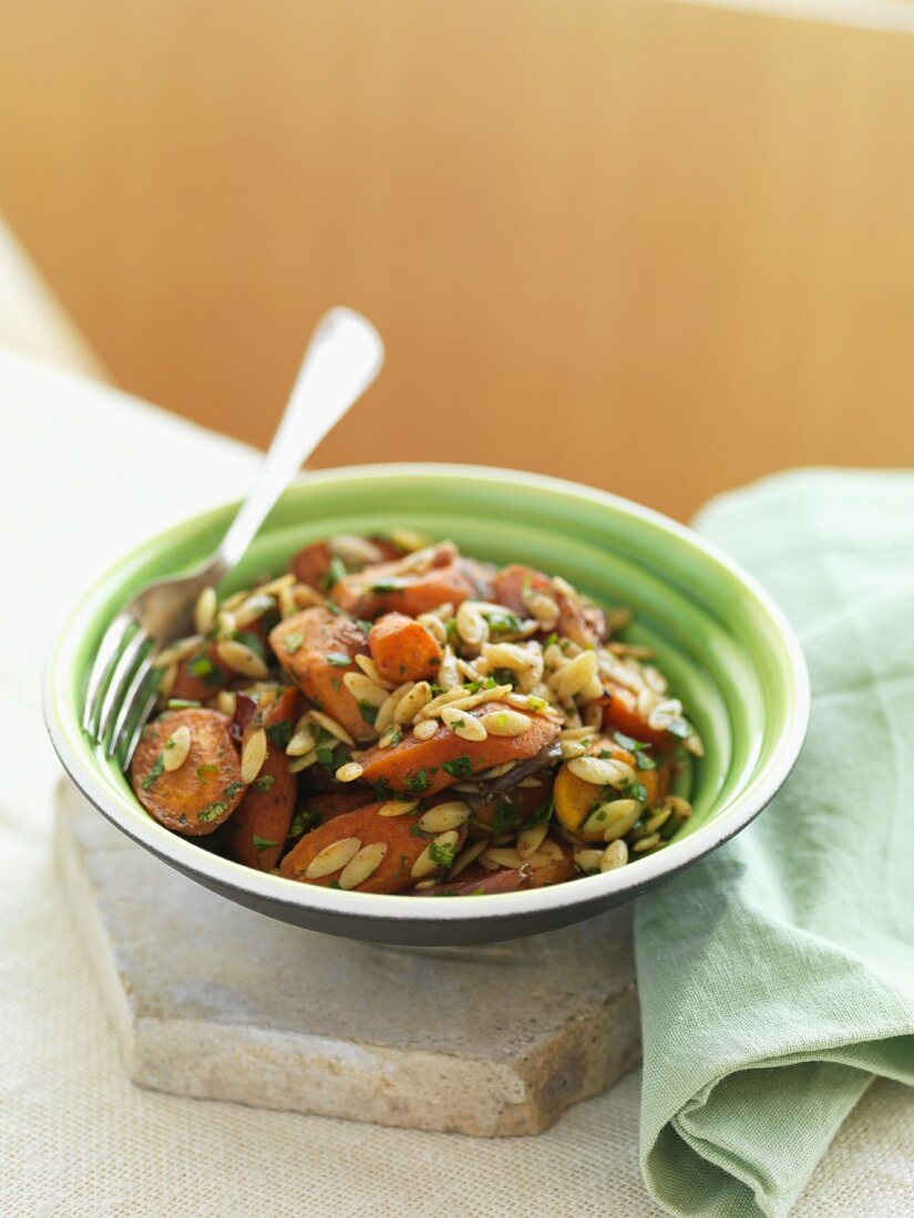 Salat mit gebratenen Möhren und Orzo