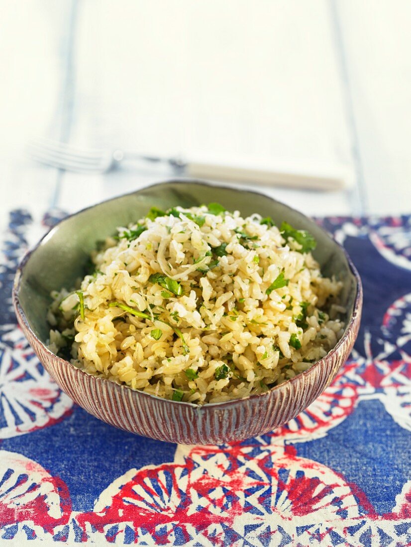 Frittierter Reis mit Sauerkraut und Löwenzahn