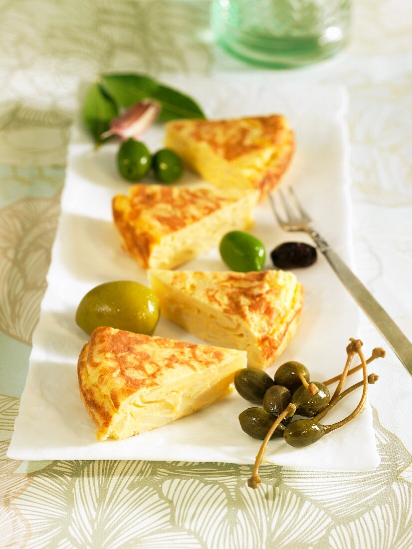 Kartoffeltortilla mit Oliven und Kapern (Spanien)