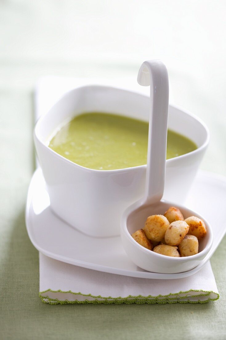 Pea soup with Parmesan balls