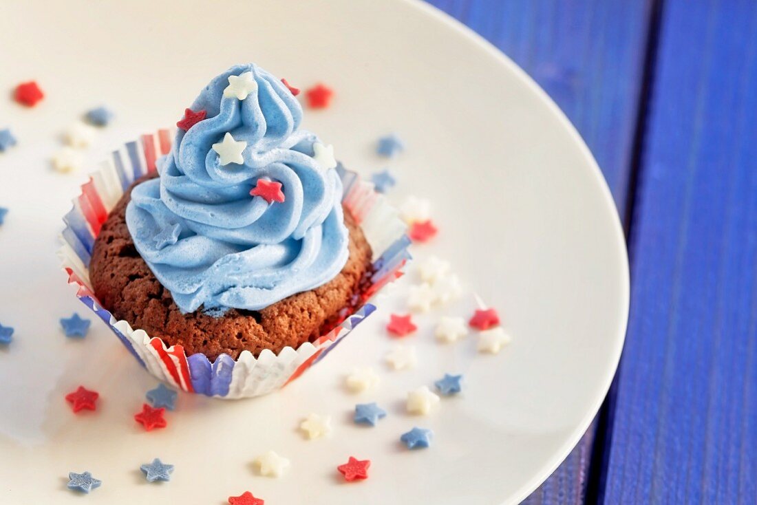 Schokoladen-Cupcake mit blauer Sahencreme