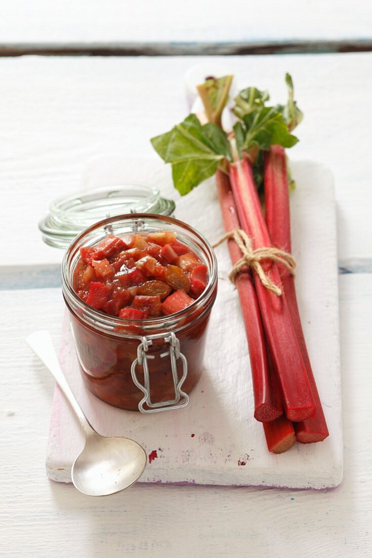 Rhabarberchutney mit Rosinen und frischer Rhabarber