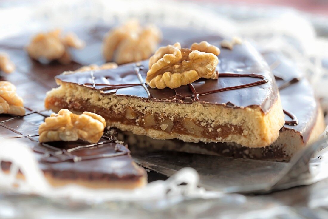 Bündner Nusstorte (shortbread pie with caramelised walnuts and chocolate)