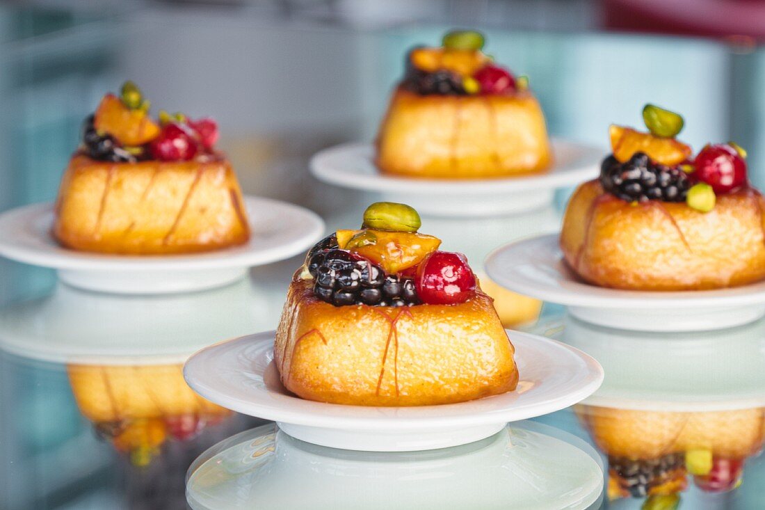 Petit Fours mit Früchten und Pistazien