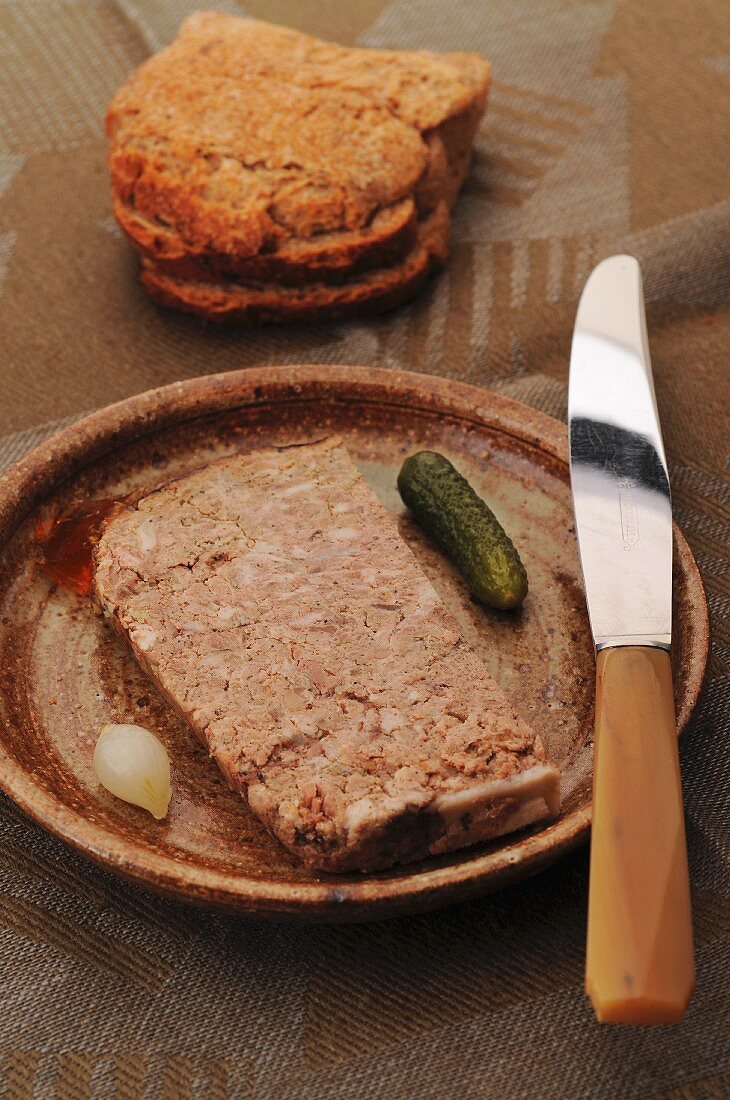 Gänseleberterrine mit Essiggurke, Brotscheiben