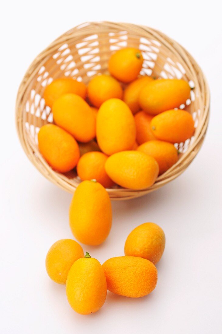 Mehrere Kumquats im Korb