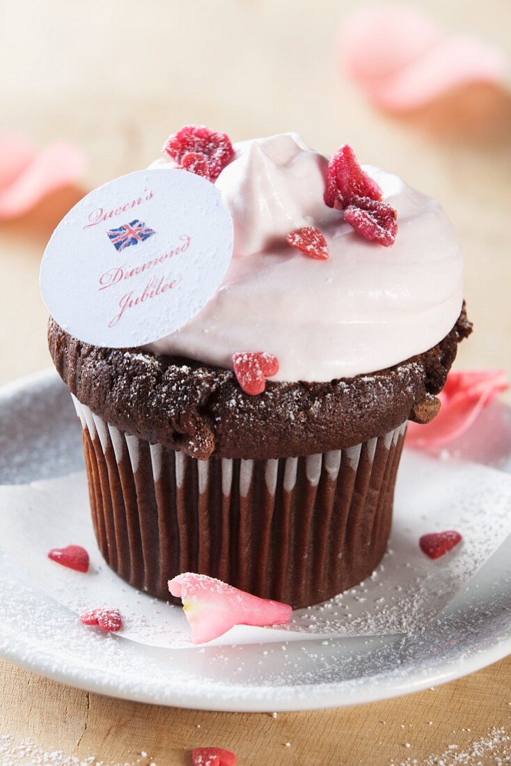 Schokoladen Cupckae mit Sahne, kandierten Rosenblättern und Union-Jack-Deko