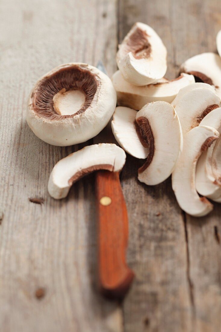 Champignons, geschält und geschnitten