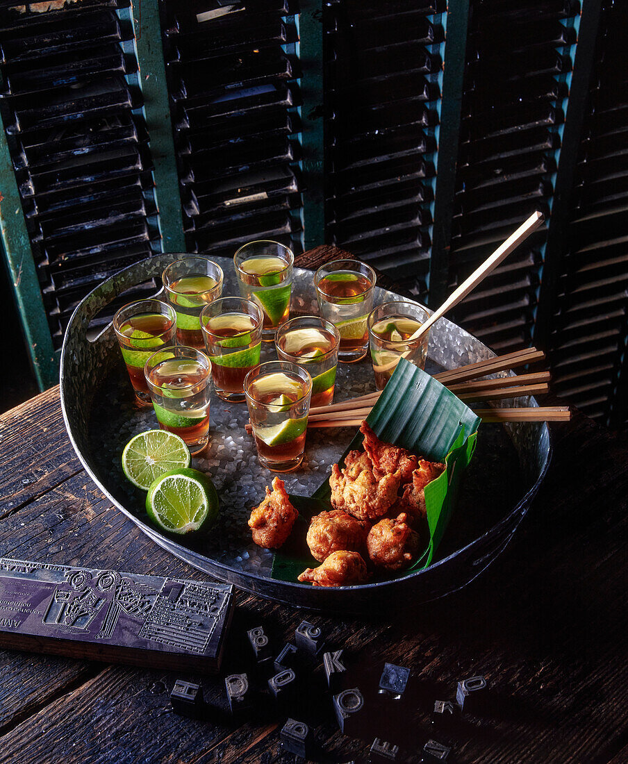 Tablett mit Aperitifs und Beignets