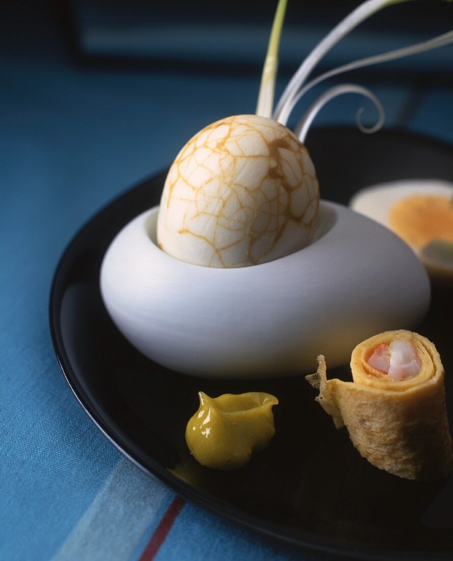 In Tee mariniertes Ei und Creperöllchen (Japan)
