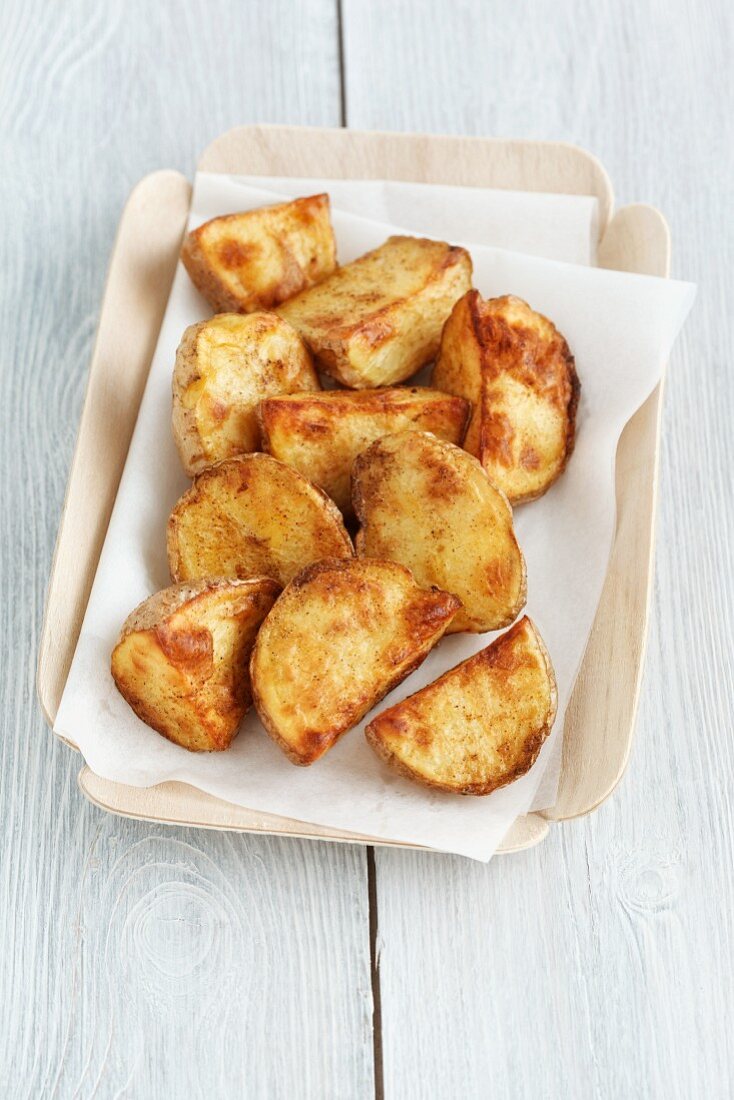 Roasted potato wedges with chilli and curry powder