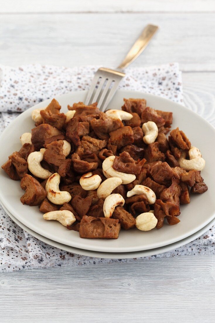 Fried seitan with cashew nuts