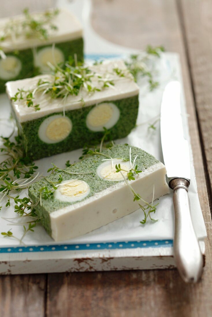 Spinatterrine mit Wachteleiern und Kresse