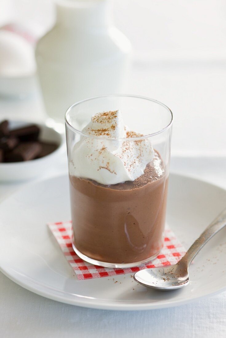 Schokoladenpudding mit Schlagsahne