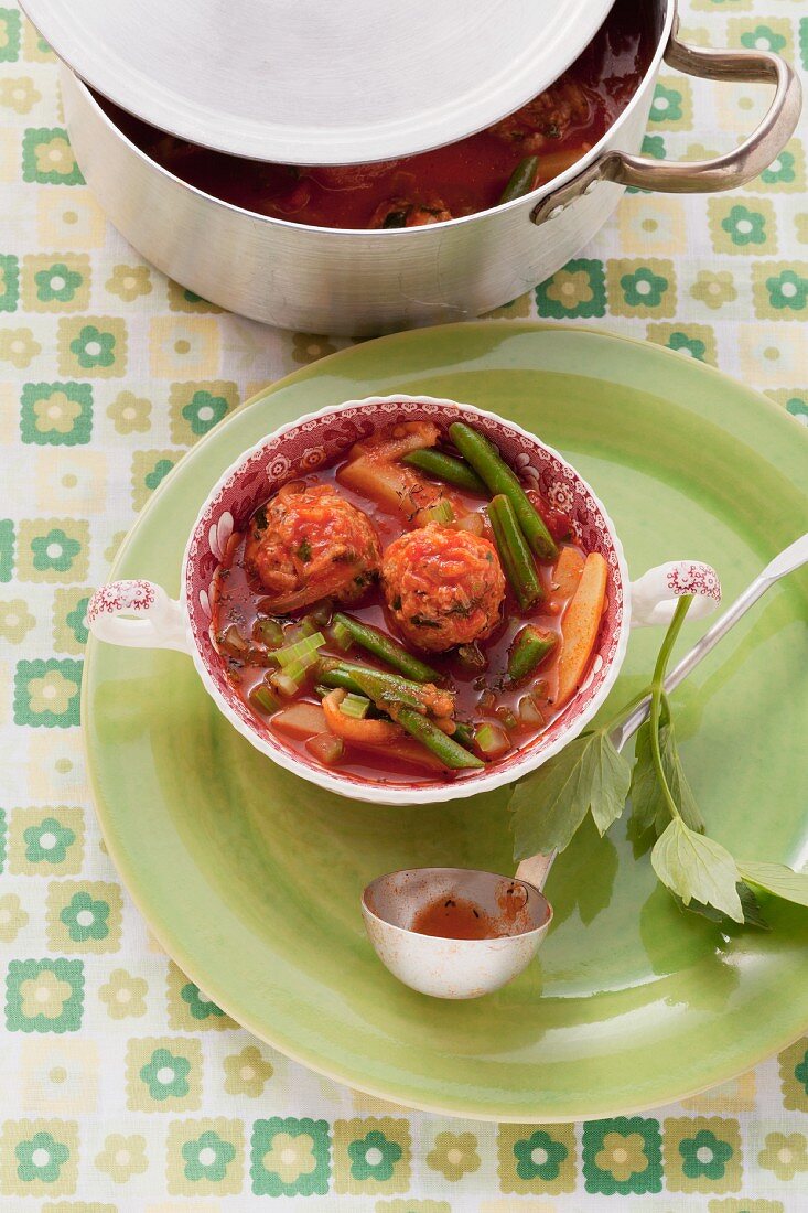 Bean stew with meatballs